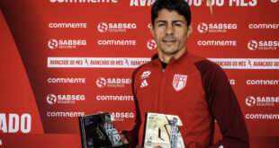 Nené recebeu os prémios de Melhor Jogador e Avançado do Mês